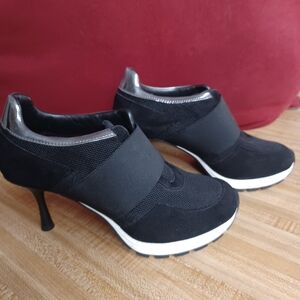 Sneex -AuthenticThe ICON Stylish Black and Silver Women's Shoe Size 7